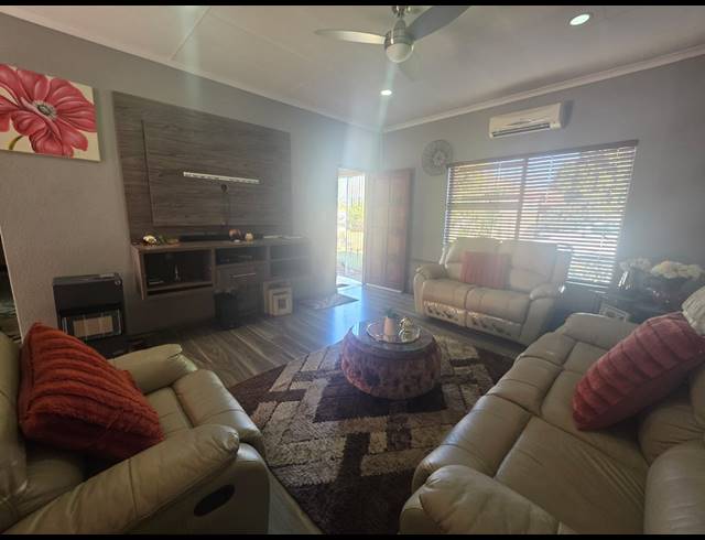 2 BEDROOM TOWNHOUSE FOR SALE IN VANDERBIJLPARK CE 2
